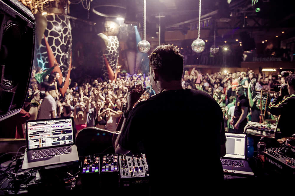 FOTO: Umek s prijatelji odnesel strop Ambasadi Gavioli, 8.2.2014