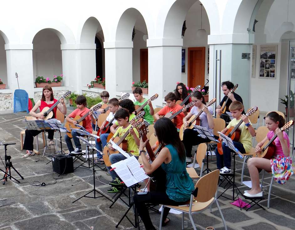 Čudežno popotovanje z zvoki kitare – Poletni kitarski večeri v starem mestnem jedru Kopra in Poletne kitarske ustvarjalnice