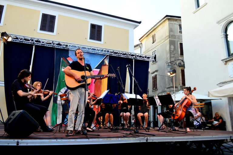 FOTO: Orkistra z Rudijem Bučarjem @ Manziolijev trg, 7. 7. 2016